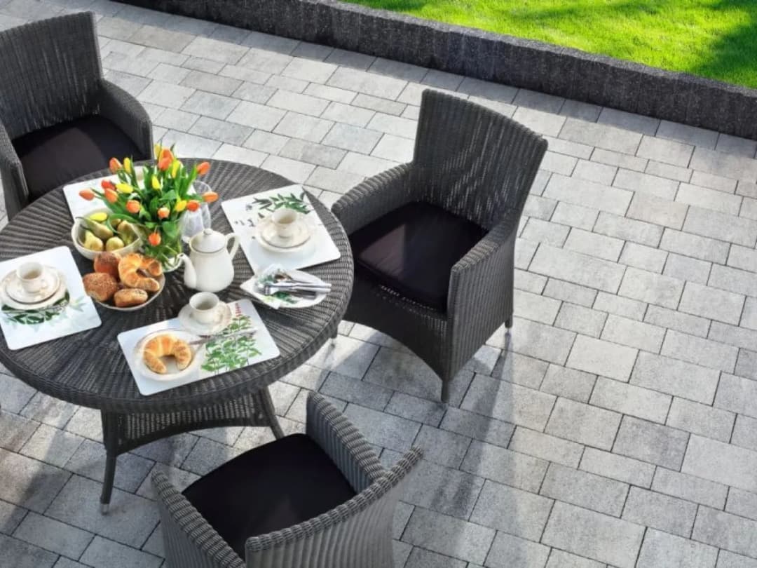 Elewacja czy kostka co najpierw? Uniknij kosztownych błędów w remoncie