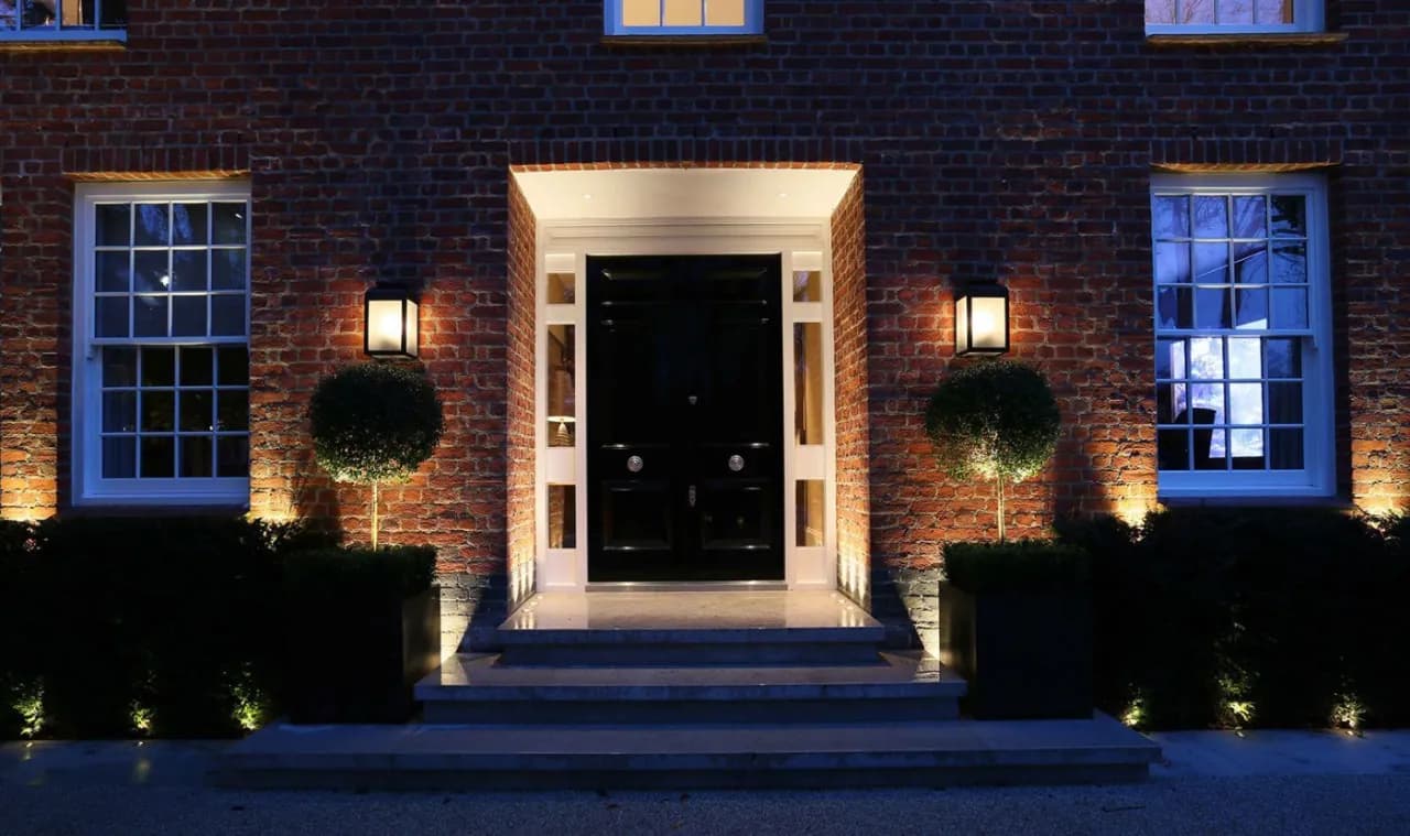 Jakie oświetlenie przed wejściem do domu zapewni bezpieczeństwo i styl?