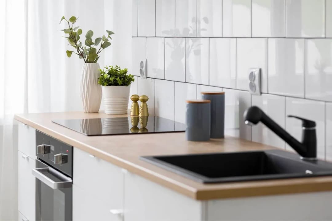 Jakie kafelki do białej kuchni wybrać, aby uniknąć nudnych aranżacji?