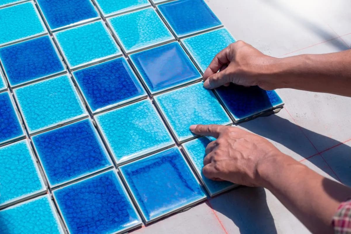 Czy można kłaść kafelki na kafelki? Sprawdź, jak to zrobić bez problemów