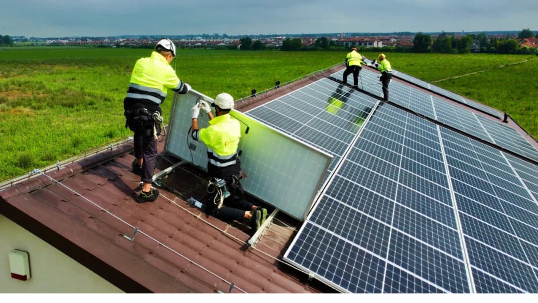Ile kosztuje montaż paneli fotowoltaicznych? Sprawdź, co wpływa na ceny