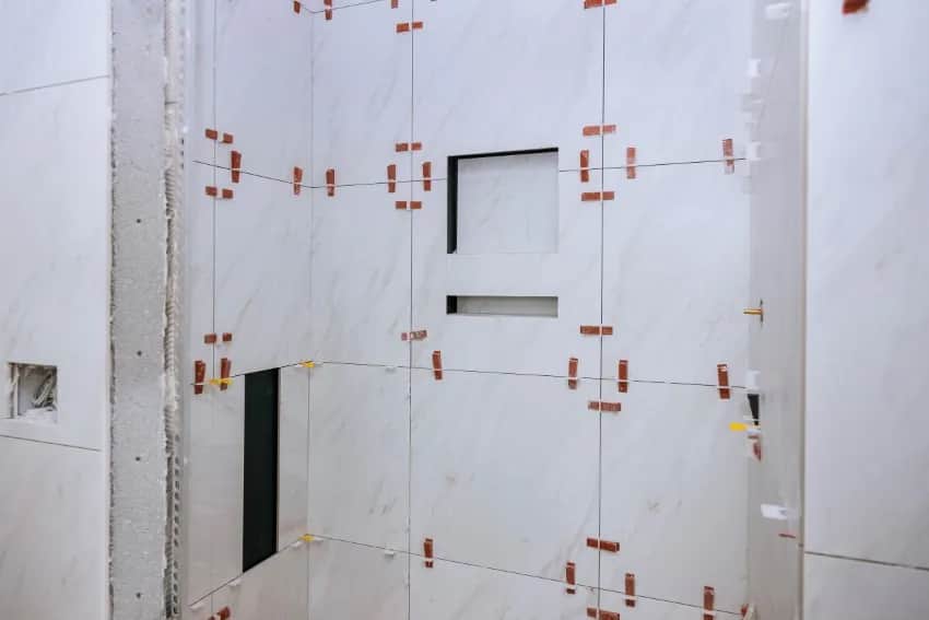 Jak położyć kafelki na kafelki i uniknąć najczęstszych błędów