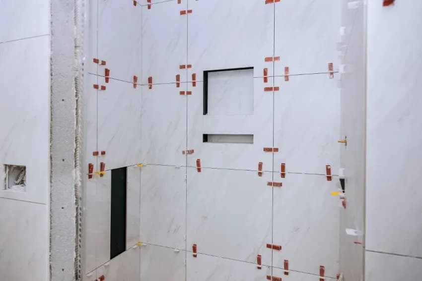 Jak położyć kafelki na kafelki i uniknąć najczęstszych błędów