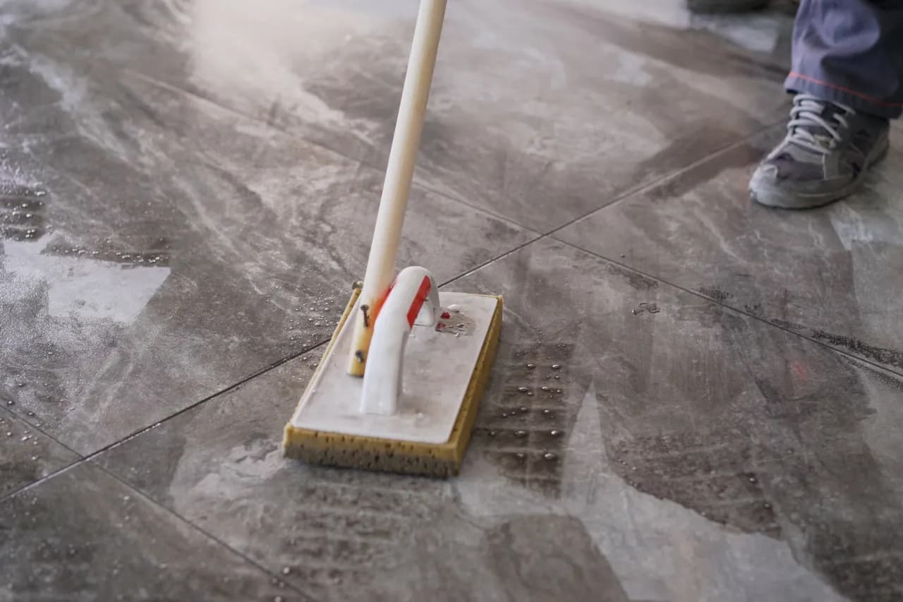 Skuteczne sposoby na odtłuszczenie kafelek – uniknij trudnych plam