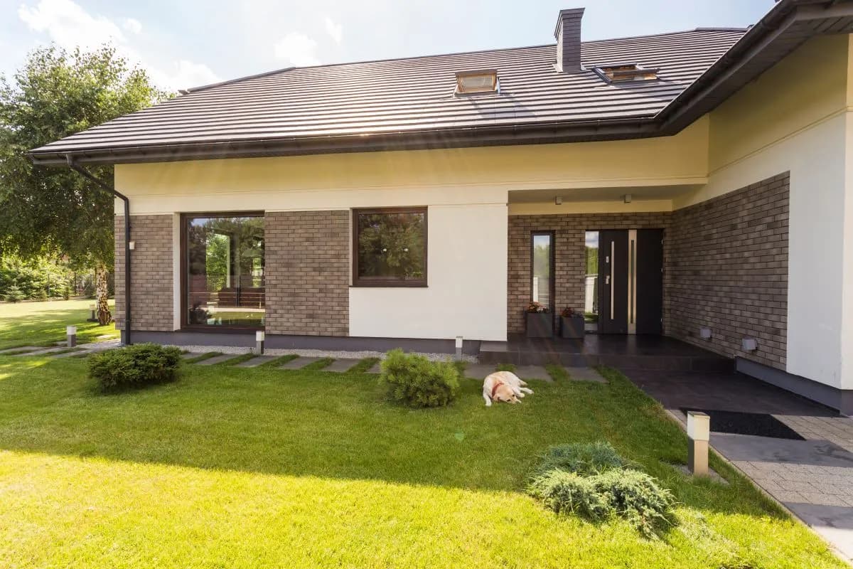 Ile kosztuje montaż okien? Sprawdź, co wpływa na ceny i oszczędności